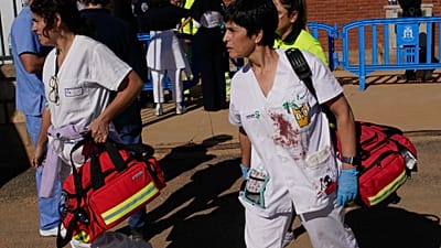 Personale sanitario arriva in un palazzetto dello sport trasformato in centro sanitario provvisorio dopo una collisione tra due treni a Urda, Spagna, il 28 ottobre 2026.