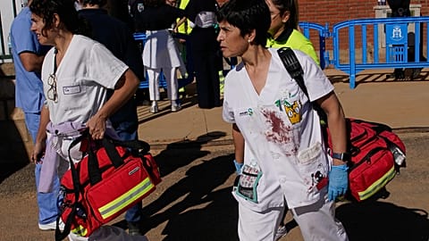 Equipa médica chega a pavilhão convertido em centro médico provisório após colisão entre dois comboios em Urda, Espanha, a 28 de outubro de 2026.