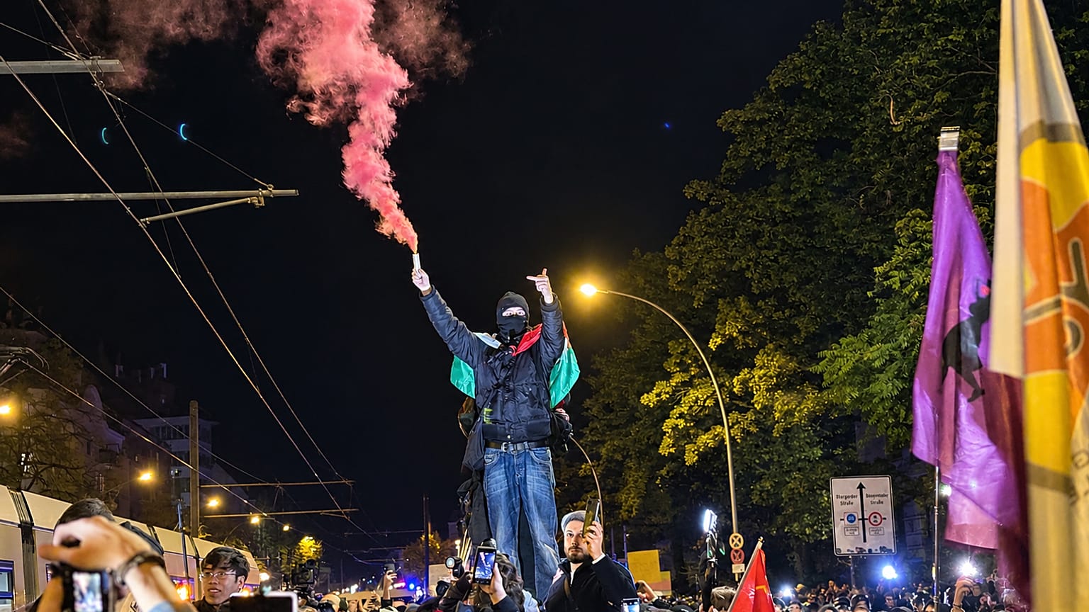 Propalästinensische und linksradikale Gruppen kapern Schülerprotest in Prenzlauer Berg in Berlin.