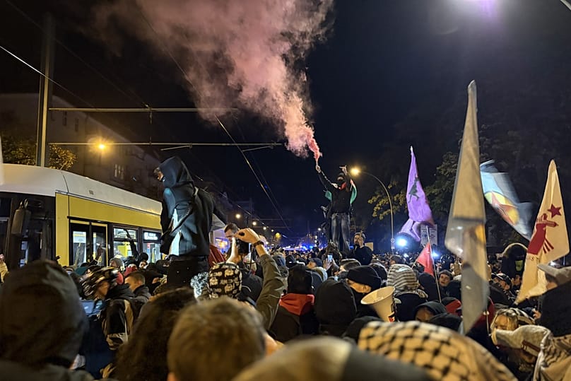 Demonstrationszug kommt auf der Prenzlauer Allee zum Stillstand.