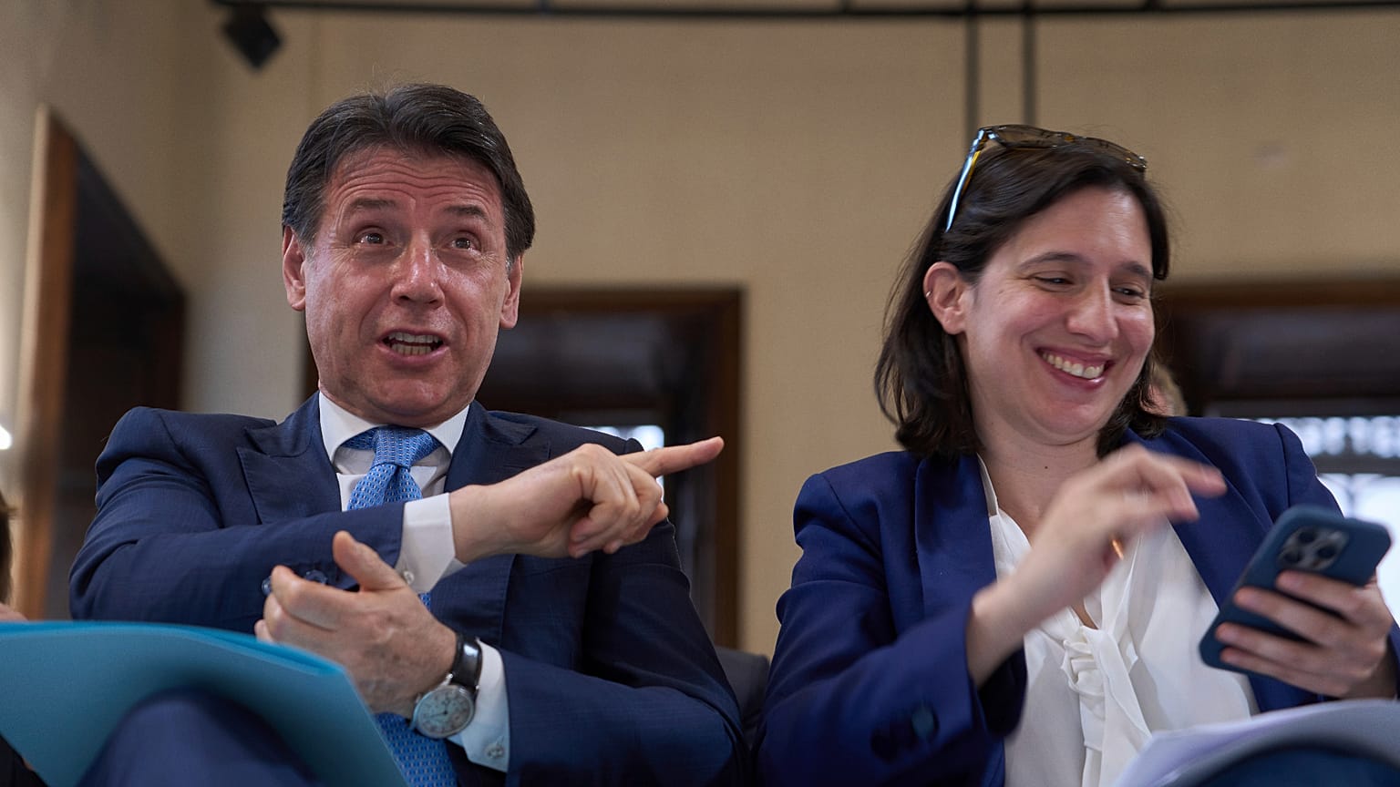 Il leader del movimento italiano a 5 stelle ed ex premier italiano Giuseppe Conte, a sinistra, e la leader del Partito Democratico Italiano Elly Schlein, 15 aprile 2025