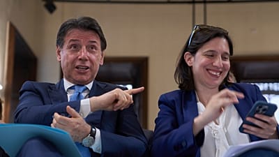 Il leader del movimento italiano a 5 stelle ed ex premier italiano Giuseppe Conte, a sinistra, e la leader del Partito Democratico Italiano Elly Schlein, 15 aprile 2025