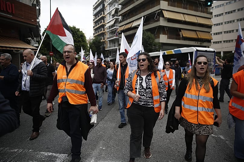 Μέλη ναυτεργατικών σωματείων παίρνουν μέρος σε πορεία διαμαρτυρίας στο κέντρο του Πειραιά, με κεντρικό σύνθημα «Οι λιμενεργάτες δεν δουλεύουμε για τον πόλεμο»,