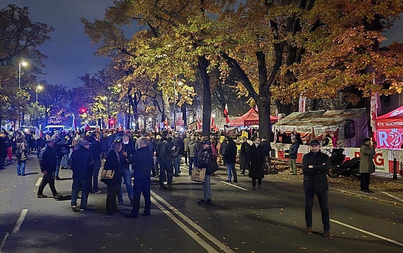 Ludzie zbierający się przed Trybunałem Konstytucyjnym w Warszawie, 30 października 2026 r.