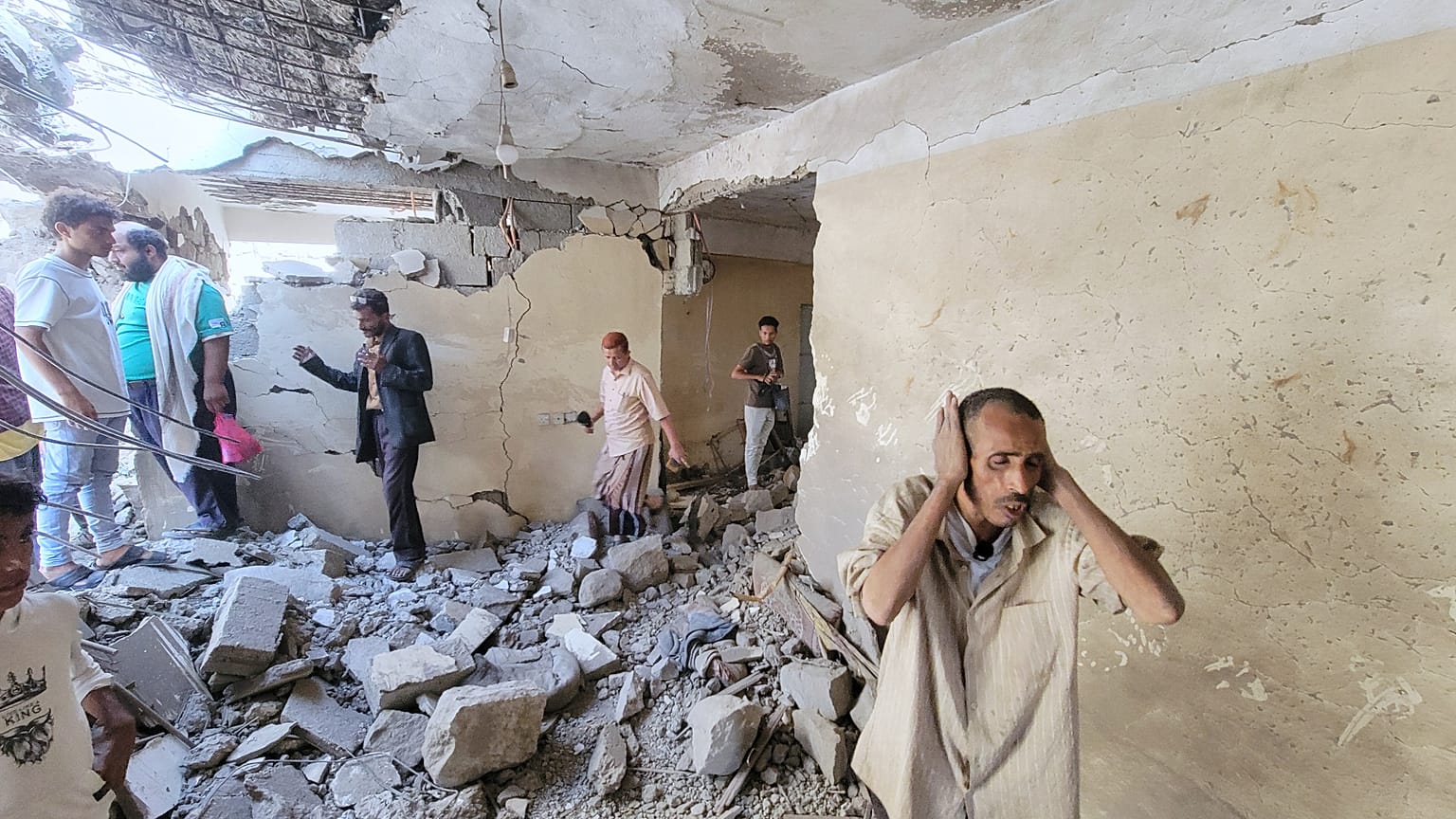 سكان يسيرون على حطام منازلهم في قضاء سينا في تعز, اليمن,بعد ضربة صاروخية, الثلاثاء, أكتوبر. 20, 2026.