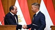 Magyar Péter miniszterelnök és Abdel-Fattáh esz-Szíszi egyiptomi elnök kezet fog, miután közös sajtónyilatkozatot tettek 