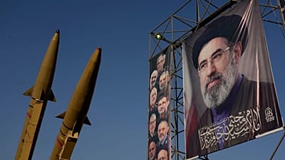 صواريخ إيرانية ولافتات تحمل صوراً للمرشد الأعلى الإيراني تُعرض في معرض عسكري أقيم في ساحة بهارستان بطهران، يوم الاثنين 28 سبتمبر 