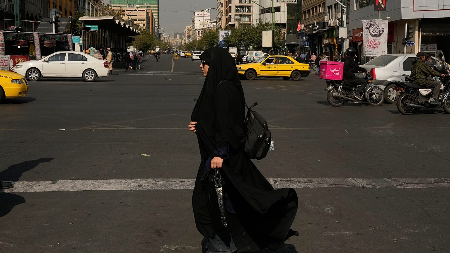 امرأة تعبر تقاطعًا في شارع الثورة الإسلامية في طهران، إيران، الاثنين 26 أكتوبر 2026.