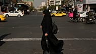 امرأة تعبر تقاطعًا في شارع الثورة الإسلامية في طهران، إيران، الاثنين 26 أكتوبر 2026.