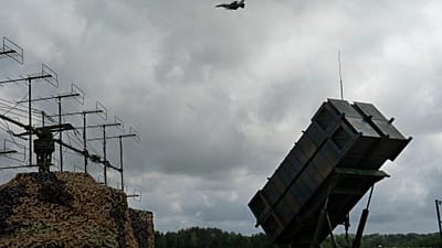 Los cazas F-16 de la Fuerza Aérea ucraniana sobrevuelan un sistema de defensa aérea y antimisiles Patriot en un lugar no revelado de Ucrania, el 4 de agosto de 2024.