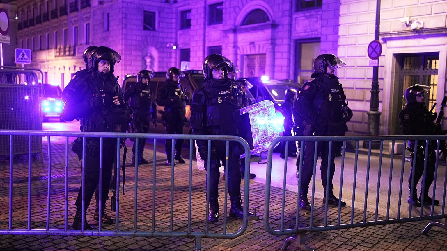 ARCHIVO: Agentes de Policía acordonan la zona mientras se reúnen manifestantes tras la muerte de María del Carmen en Madrid, el 7 de octubre de 2026.