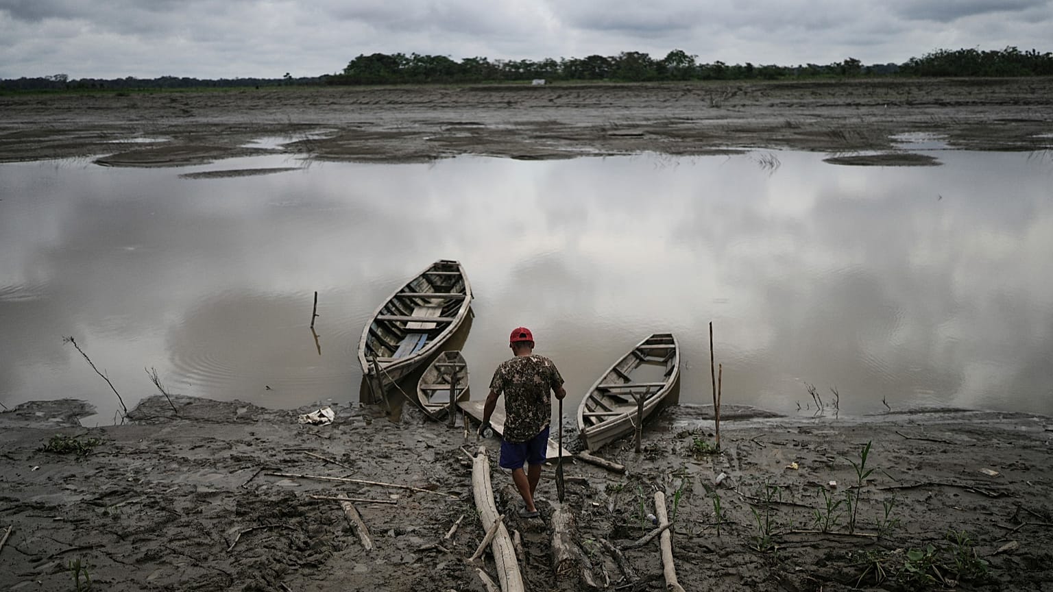 ARCHIVO - Un pescador camina hacia su embarcación en Santa Rosa, Perú, una isla en el río Amazonas, el 17 de agosto de 2025. (Foto AP/Ivan Valencia, Archivo)