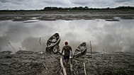 ARCHIVO - Un pescador camina hacia su embarcación en Santa Rosa, Perú, una isla en el río Amazonas, el 17 de agosto de 2025. (Foto AP/Ivan Valencia, Archivo)