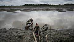 ARCHIVO - Un pescador camina hacia su embarcación en Santa Rosa, Perú, una isla en el río Amazonas, el 17 de agosto de 2025. (Foto AP/Ivan Valencia, Archivo)