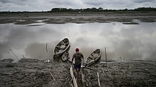 ARCHIVO - Un pescador camina hacia su embarcación en Santa Rosa, Perú, una isla en el río Amazonas, el 17 de agosto de 2025. (Foto AP/Ivan Valencia, Archivo)