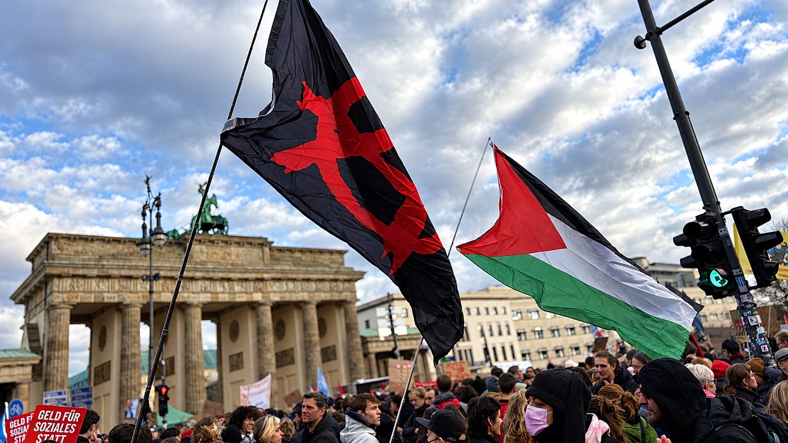 Palästina-Flagge und Antifa-Fahne auf der "Gen Z regelt“-Demonstration am Brandenburger Tor in Berlin.