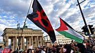 Palästina-Flagge und Antifa-Fahne auf der "Gen Z regelt“-Demonstration am Brandenburger Tor in Berlin.