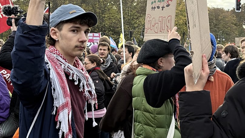 Student der Freien Universität auf Schülerprotesten in Berlin am 31.10.2026.