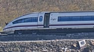 Vista del lugar donde quedaron los vagones de tren siniestrados tras una colisión entre dos trenes en Urda, España, el viernes 30 de octubre de 2026.