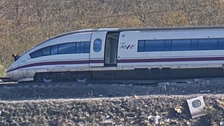 Vista del lugar donde quedaron los vagones de tren siniestrados tras una colisión entre dos trenes en Urda, España, el viernes 30 de octubre de 2026.