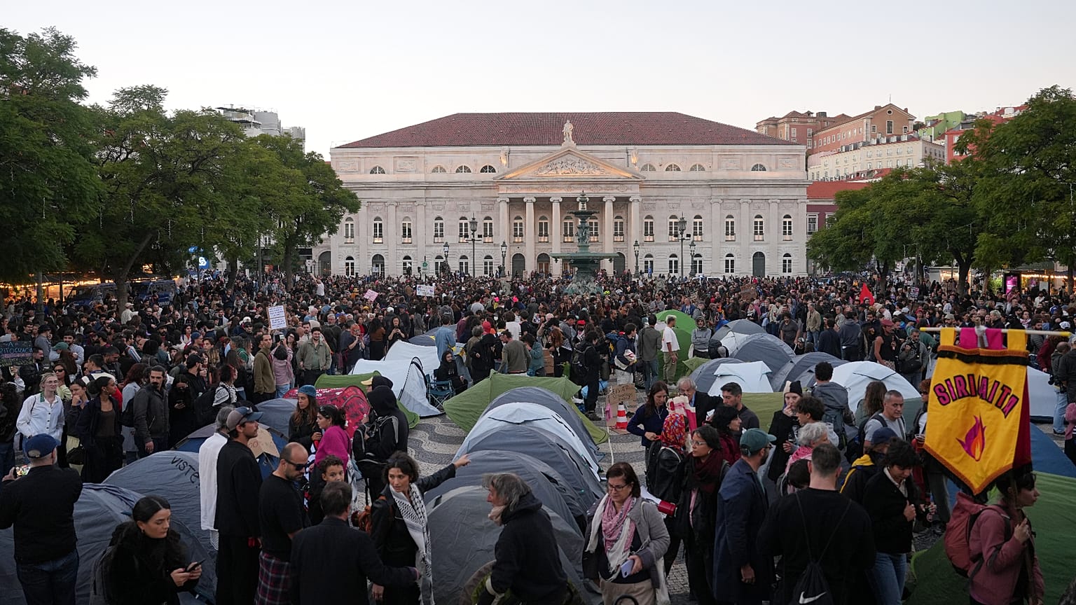 "Acampada" no Rossio, antes da carga policial que a dispersou