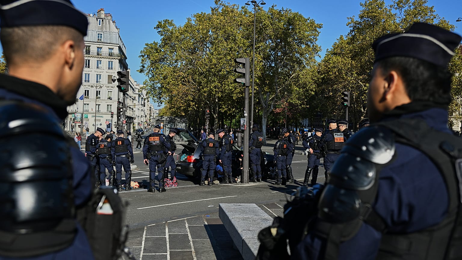 Des policiers examinent une voiture à Bastille, avant des manifestations, à Paris, samedi 31 octobre 2026.