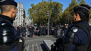Des policiers examinent une voiture à Bastille, avant des manifestations, à Paris, samedi 31 octobre 2026.