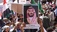 متظاهر يمني يرفع صورة ولي العهد السعودي محمد بن سلمان خلال مسيرة في تعز احتجاجًا على الهجمات الإيرانية على السعودية، 30 آذار/مارس 2026.