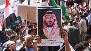 متظاهر يمني يرفع صورة ولي العهد السعودي محمد بن سلمان خلال مسيرة في تعز احتجاجًا على الهجمات الإيرانية على السعودية، 30 آذار/مارس 2026.