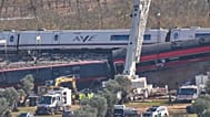 Una grúa trabaja en el lugar donde se encuentran los vagones de tren siniestrados tras una colisión entre dos trenes en Urda, España, el viernes 30 de octubre de 2026.