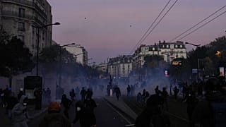 Affrontements dans les rues de Paris après la dispersion de la manifestation, le 31 octobre 2026.