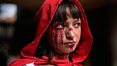 Una estudiante disfrazada de Caperucita Roja asiste a una celebración de Halloween en la Escuela Técnica Palermo, en Bogotá, Colombia, el viernes 30 de octubre de 2026. 