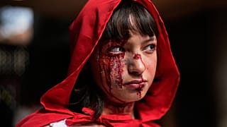 Una estudiante disfrazada de Caperucita Roja asiste a una celebración de Halloween en la Escuela Técnica Palermo, en Bogotá, Colombia, el viernes 30 de octubre de 2026. 