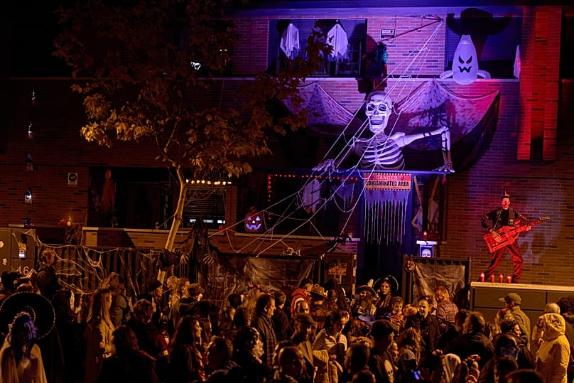 Personas vestidas con disfraces aterradores participan en una celebración de Halloween en Paracuellos del Jarama, España, el viernes 31 de octubre de 2025. 