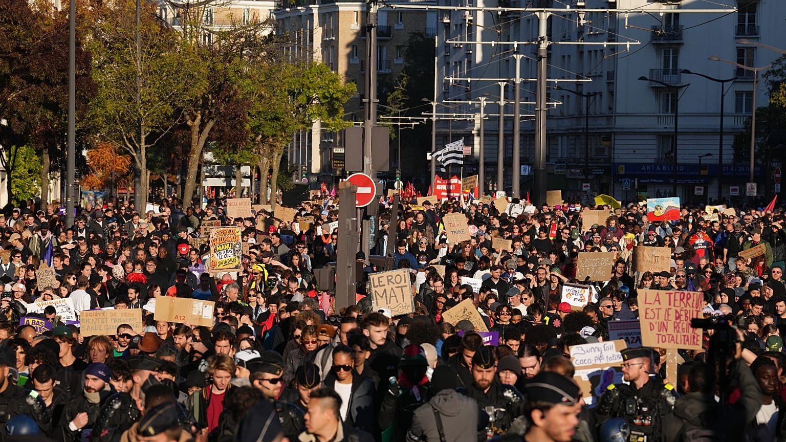 Manifestantes marchan durante una protesta contra el aumento del costo de vida en París, el sábado 31 de octubre de 2026. (Foto AP/Aurelien Morissard)
