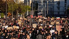 Manifestantes marchan durante una protesta contra el aumento del costo de vida en París, el sábado 31 de octubre de 2026. (Foto AP/Aurelien Morissard)