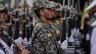 طلاب عسكريون إيرانيون ينشدون النشيد الوطني خلال افتتاح مركز لتدريب المتطوعين في طهران، 3 أكتوبر/تشرين الأول 2026.