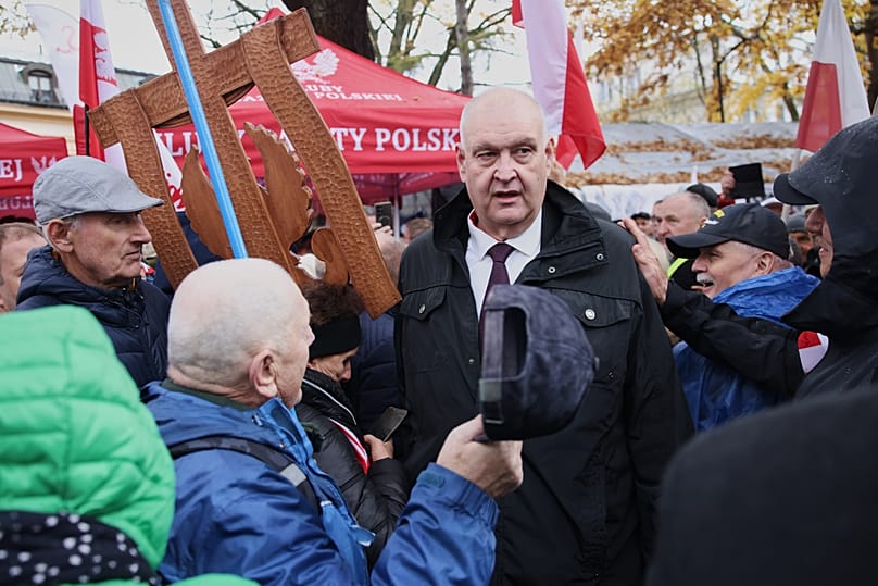 El presidente suspendido del Tribunal Constitucional polaco, Bogdan Swieczkowski, en una protesta frente al Constitucional en Varsovia, el sábado 31 de octubre de 2026.